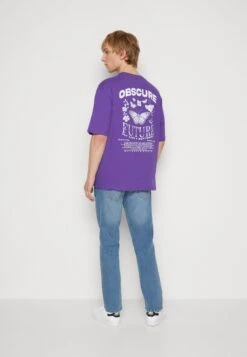 YOURTURN Nostalgia Future Tee Unisex - T-Shirt Print - Purple -Kledingwinkel 2d839d25c2b84fd3af3e4aec65254a06