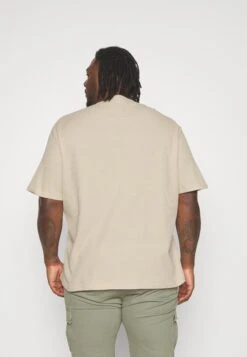 YOURTURN Unisex - T-Shirt Basic -Light Green/ Off-White -Kledingwinkel 2f59b2e8fb1843719da15f2e00e33582