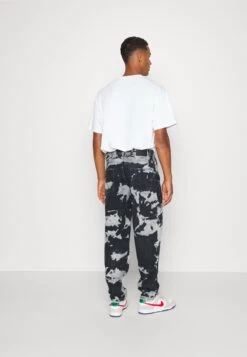 YOURTURN Unisex Moonwash Unisex - Relaxed Fit Jeans - Black -Kledingwinkel 6685994947d04f7eaa89ae453bbefd9f