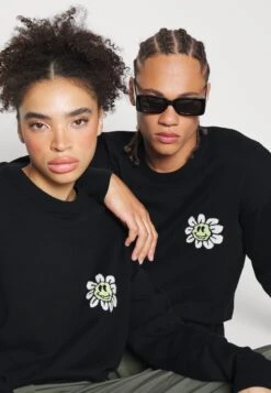 YOURTURN Crewneck With A Flower - Trui - Black -Kledingwinkel 9d443b6e1f274ec7b163906f843f21ab