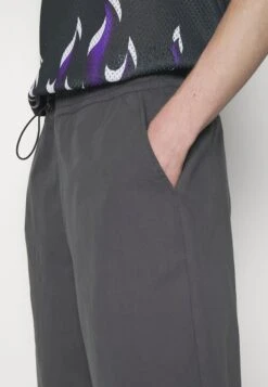 YOURTURN Genderless Parachute - Shorts - Dark Grey -Kledingwinkel ab229e6e99c74a9d898bb39c8fce313e