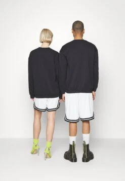 YOURTURN Care Bears Unisex - Sweater - Black 8 YOURTURN Care Bears Unisex - Sweater - Black -Kledingwinkel ad1423c1c9224e00a9e3a94492a41f76