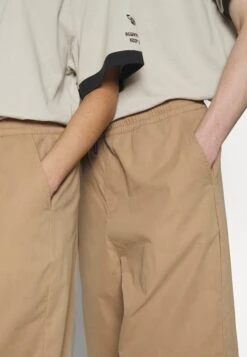 YOURTURN Genderless Parachute - Shorts - Brown -Kledingwinkel ad5b933259074bd2b8a2edc947805f80