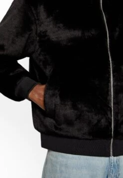 YOURTURN Winterjas - Black -Kledingwinkel bd2c7c34dcc94e1bb50e04c04c1e2f8a