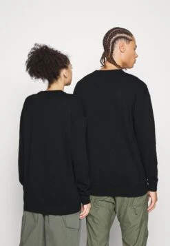 YOURTURN Crewneck With A Flower - Trui - Black -Kledingwinkel ec1468a3d6e24b2fb00c7214c47d1a3b